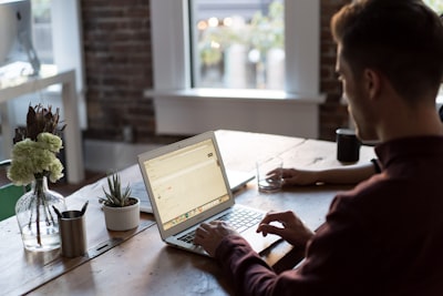 Scaling Your Ecommerce Team: Outsourced Support vs. Upwork and Fiverr